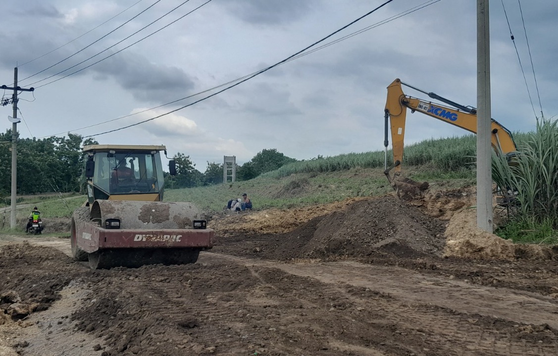GARAP LAHAN: Aktivitas pembangunan Sekolah Rakyat di Ngawi masih pada tahap cut and fill lahan di kawasan Ngudal, Desa Karangtengah Prandon, kemarin (16/1). ASEP SYAEFUL/RADAR NGAWI