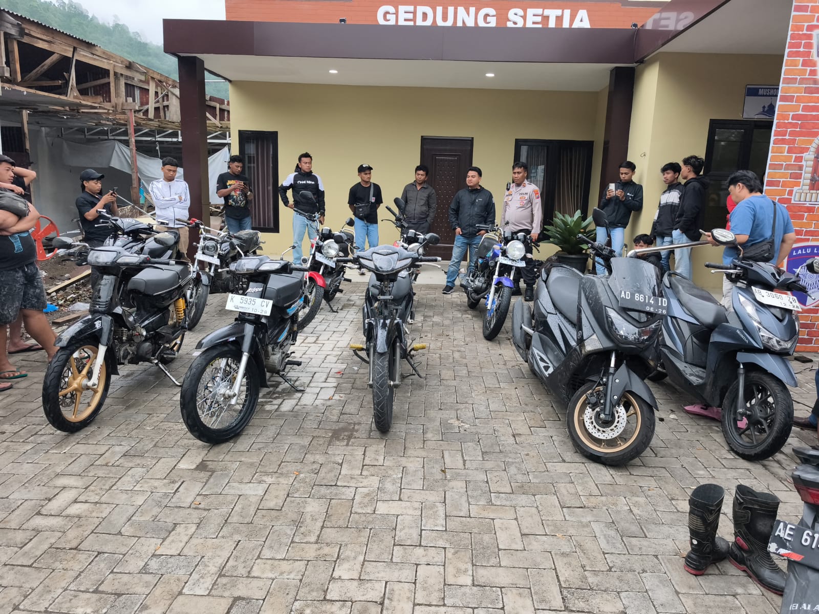 Ketujuh sepeda motor yang tercebur Telaga Sarangan saat longsor pada Sabtu (17/1) berhasil dievakuasi.