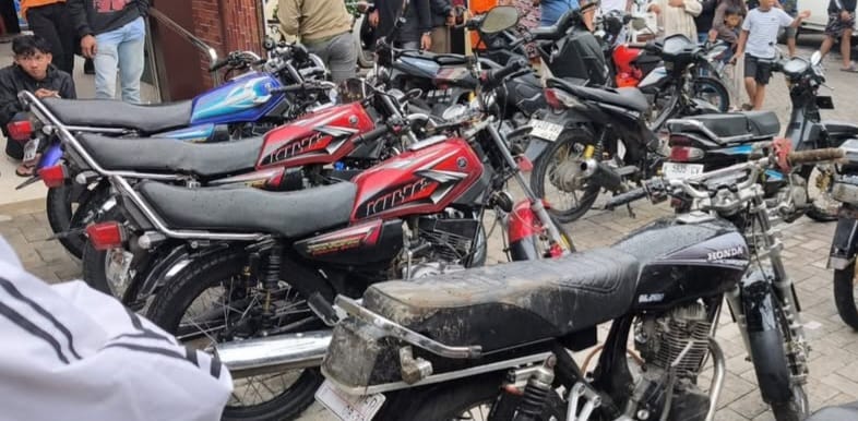 Tujuh motor termasuk tiga unit RX King tercebur Telaga Sarangan usai jalan tempat parkir longsor, Sabtu (17/1).