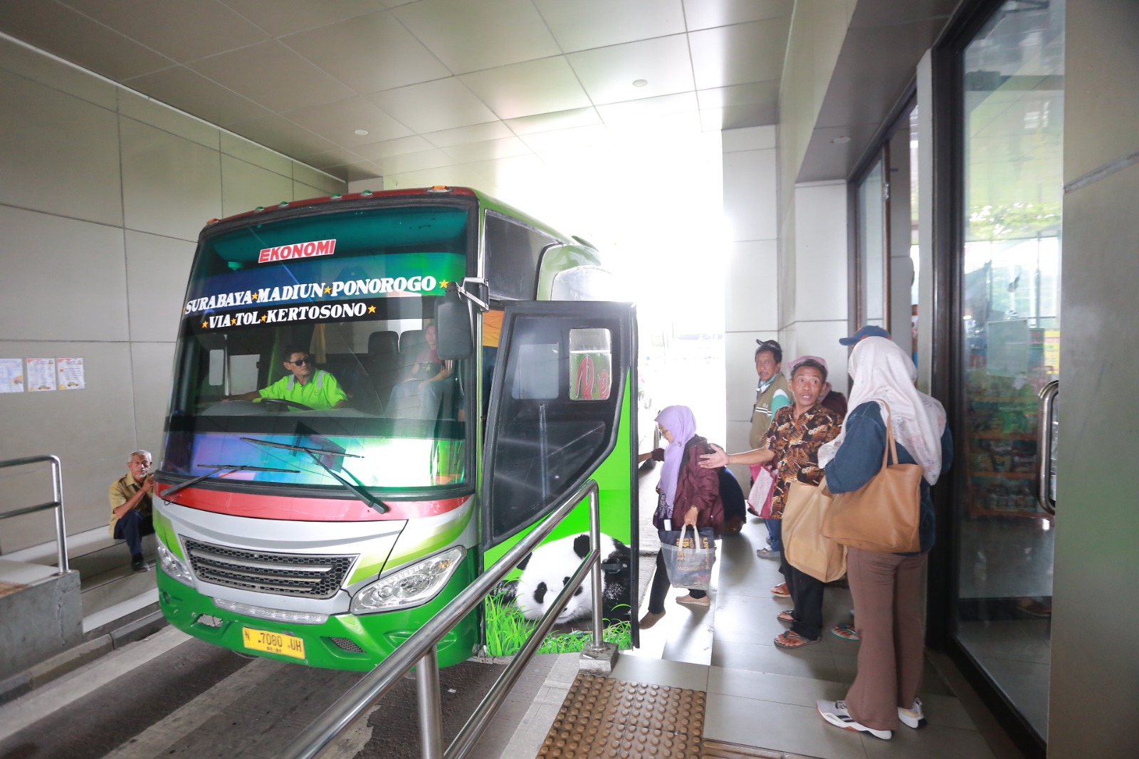LANDAI: Arus penumpang bus di Terminal Tipe A Purboyo Madiun terpantau stabil tanpa lonjakan selama libur panjang Isra Miraj, Jumat (16/1). BAGAS BIMANTARA/RADAR MADIUN