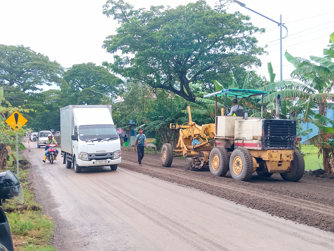PROYEK IJD: Aktivitas peningkatan jalan melalui Program Inpres Jalan Daerah mulai terlihat di sejumlah titik ruas Klitik&ndash;Dimong dan Dolopo&ndash;Mojorejo, Kabupaten Madiun. DOK RADAR MADIUN
