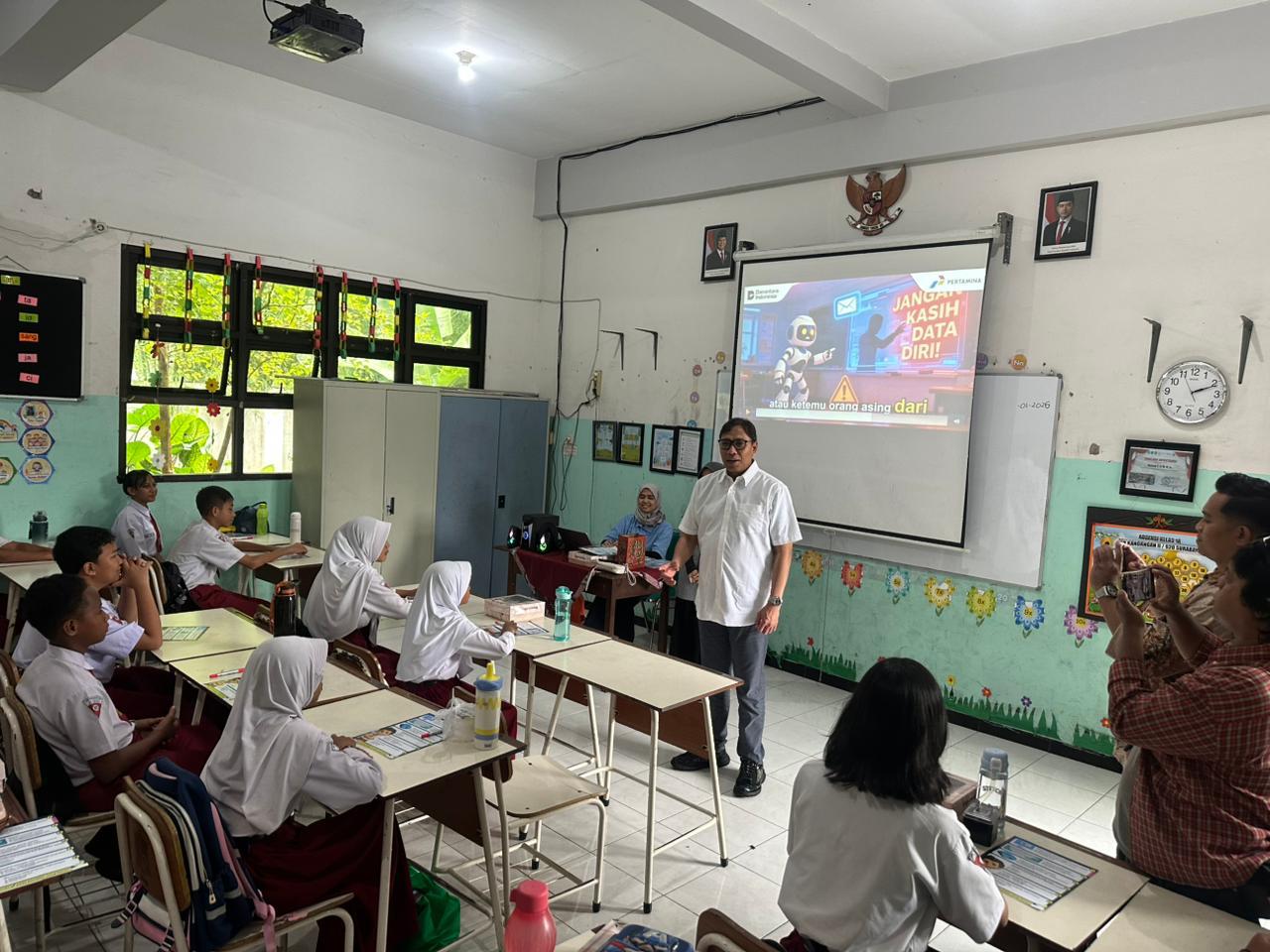 ICT GOES TO SCHOOL: Perwira Pertamina memberikan edukasi literasi digital kepada siswa sekolah dasar di Surabaya agar bijak dan aman menggunakan teknologi. FOTO: ISTIMEWA