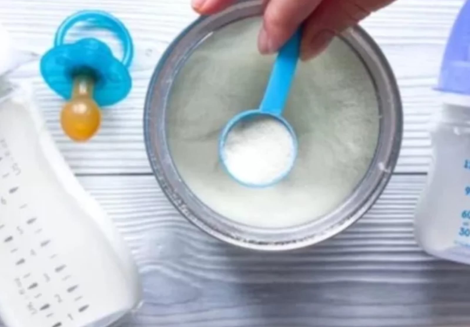 PENGAWASAN: Petugas memastikan produk susu formula bayi yang ditarik BPOM tidak lagi dijual di ritel modern Ngawi. FOTO: Ilustrasi Jawa Pos