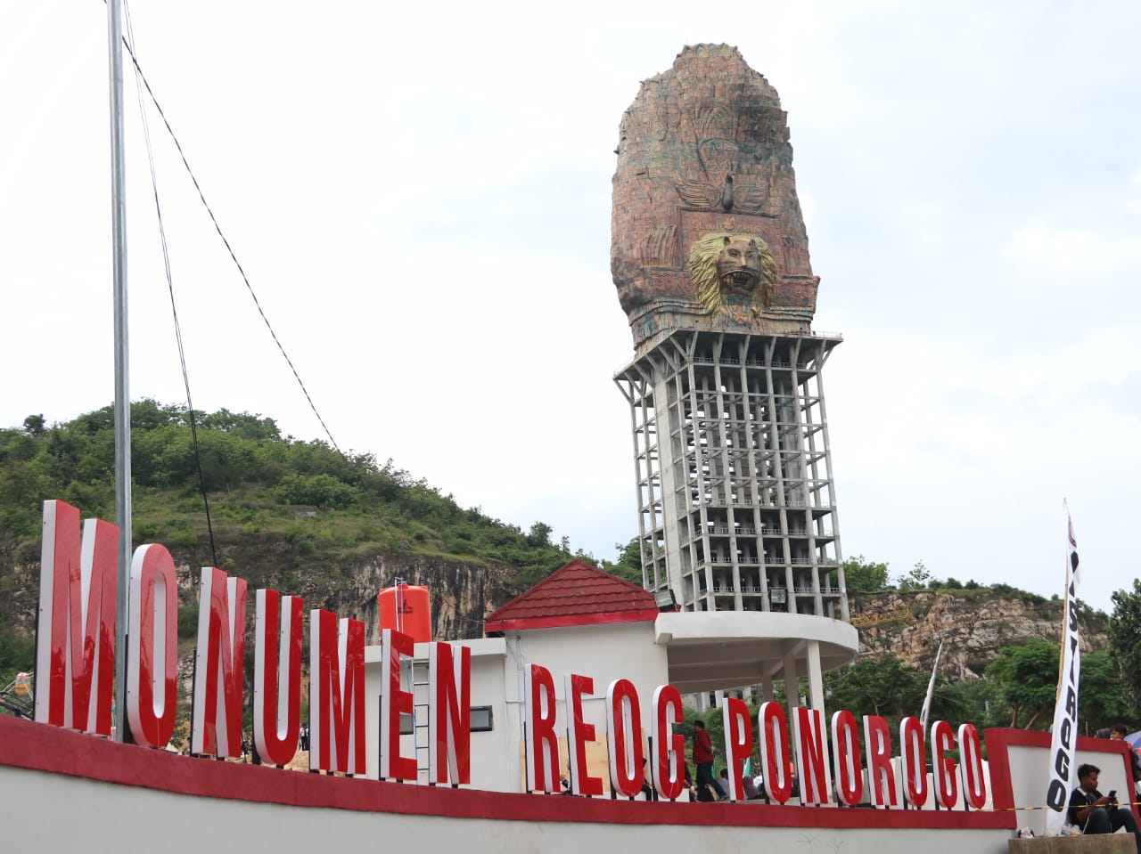 PADAT: Antrean kendaraan di kawasan Monumen Reog dan Museum Peradaban Ponorogo saat akhir pekan, dipicu parkir kereta kelinci yang melampaui kapasitas jalan. SUGENG DWI N/RADAR PONOROGO