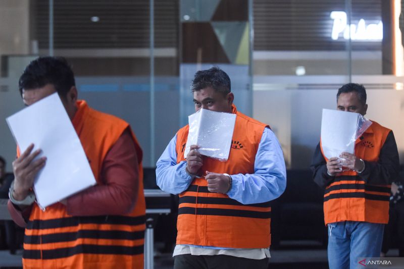 Tiga tersangka kasus dugaan suap pemeriksaan pajak di lingkungan KPP Jakarta Utara.