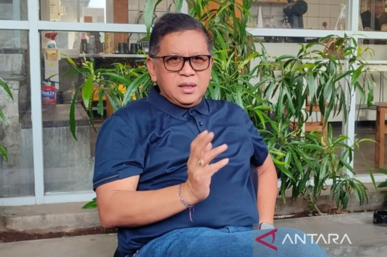 Sekretaris Jenderal Partai Demokrasi Indonesia Perjuangan, Hasto Kristiyanto, saat kunjungan di Surabaya, Jawa Timur, Sabtu (17/1/2026).