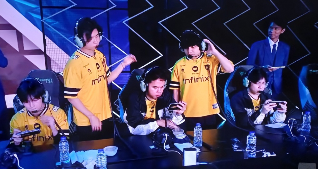Tim ONIC Esports persiapan draft pick saat melawan EVIL SG, Jumat malam.