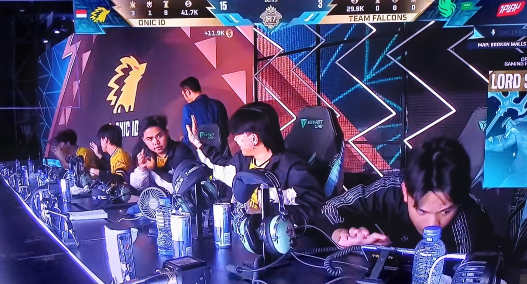 ONIC menang telak di game 3 lawan Falcons dan mengunci tiket Knockout Stage M7 World Championship lewat performa dominan.