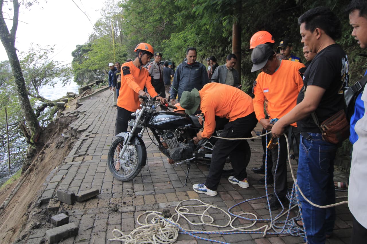 Evakuasi motor tenggelam usai talud longsor di tepi Telaga Sarangan, Sabtu (17/1).