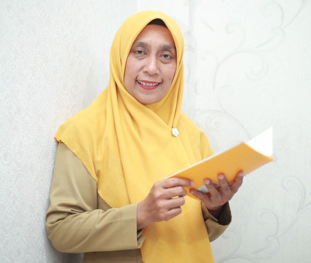 PERJALANAN HIDUP: Yuni Umi Nur Qomariyah, lurah Taman, menapaki jalan panjang dari pedagang Pasar Besar Madiun hingga dipercaya memimpin wilayahnya. BAGAS BIMANTARA/RADAR MADIUN