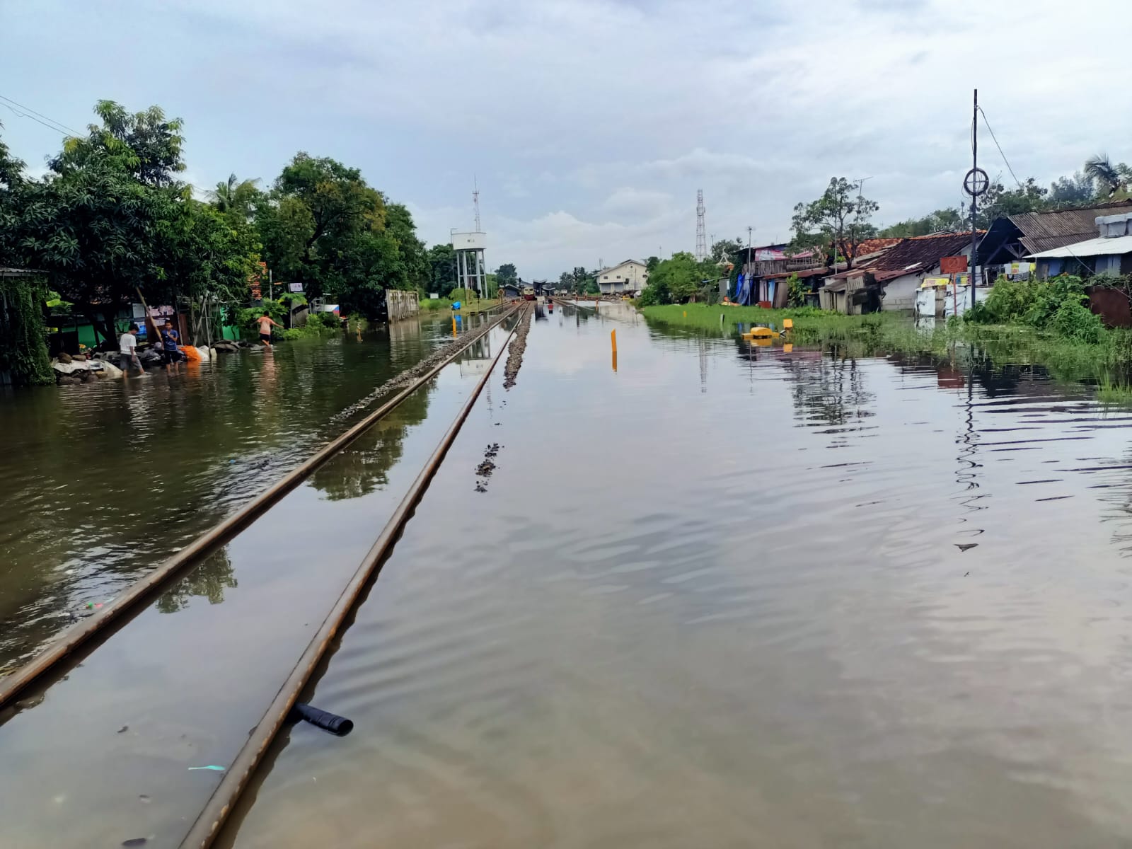 TERGANGGU: Perjalanan kereta api terganggu akibat banjir di lintasan Jakarta&ndash;Semarang yang berdampak pada operasional KA dari dan menuju Madiun. FOTO: KAI DAOP 7 MADIUN