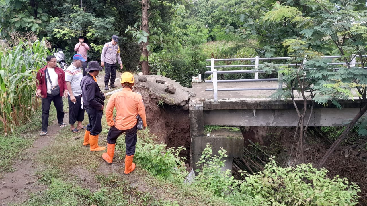 AKSES UTAMA PUTUS: Struktur Jembatan Mijil di Desa Grogol, Kecamatan Sawoo, ambrol usai hujan deras memicu longsor dan peningkatan debit sungai. SUGENG DWI N/RADAR PONOROGO