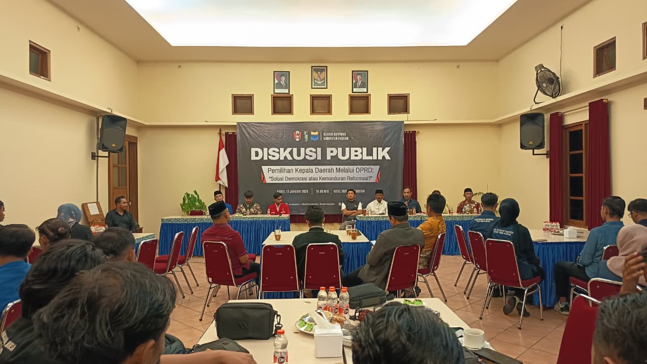 DISKUSI PUBLIK: Aliansi Cipayung Pacitan menggelar diskusi publik menolak wacana pilkada melalui DPRD sebagai bentuk kontrol demokrasi. NUR CAHYONO/RADAR PACITAN