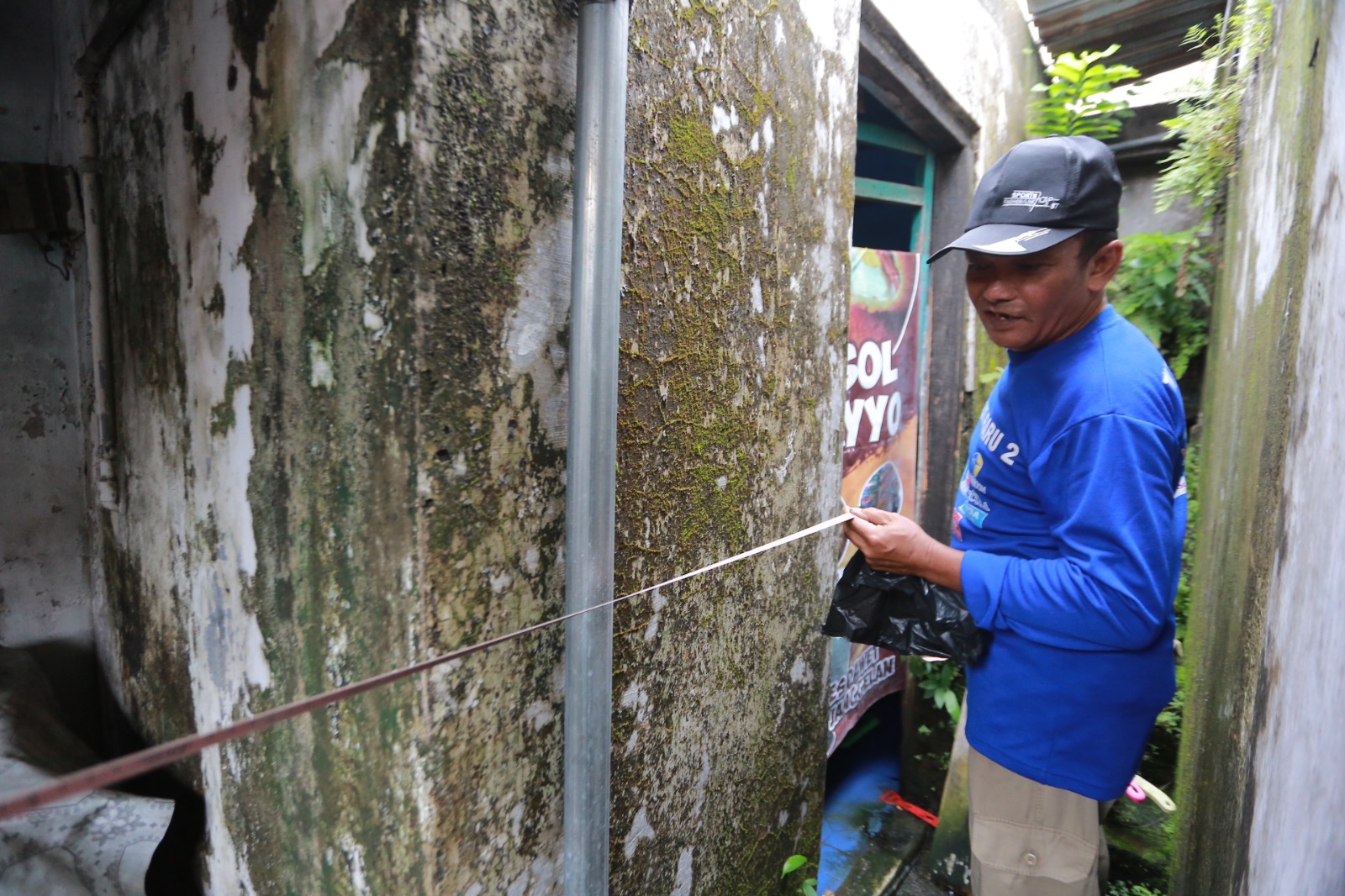 VERIFIKASI: Petugas Disperkim Kota Madiun melakukan survei calon penerima bantuan RTLH di Kelurahan Klegen, Kamis (15/1). BAGAS BIMANTARA/RADAR MADIUN