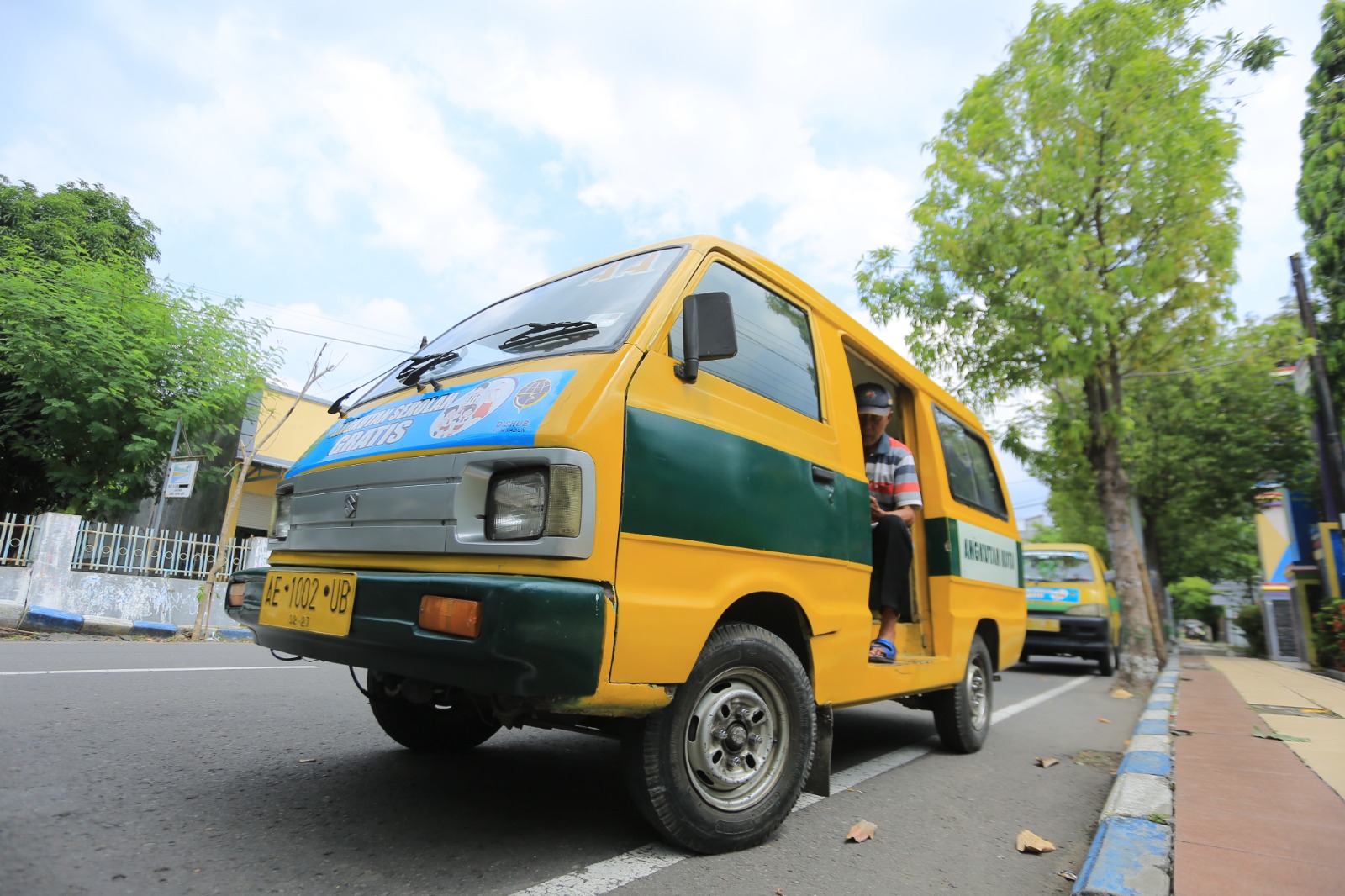 ANGKOT PELAJAR: Armada angkutan kota yang disiapkan Pemkot Madiun untuk melayani transportasi siswa sekolah setiap hari. BAGAS BIMANTARA/RADAR MADIUN