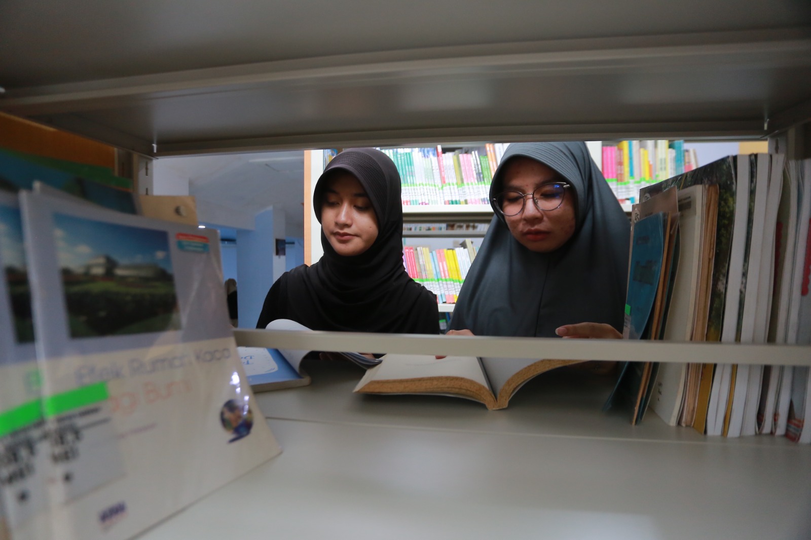 LITERASI: Suasana layanan Perpustakaan Daerah Kota Madiun yang tetap aktif meski belum ada penambahan koleksi buku pada awal 2026. BAGAS BIMANTARA/RADAR MADIUN