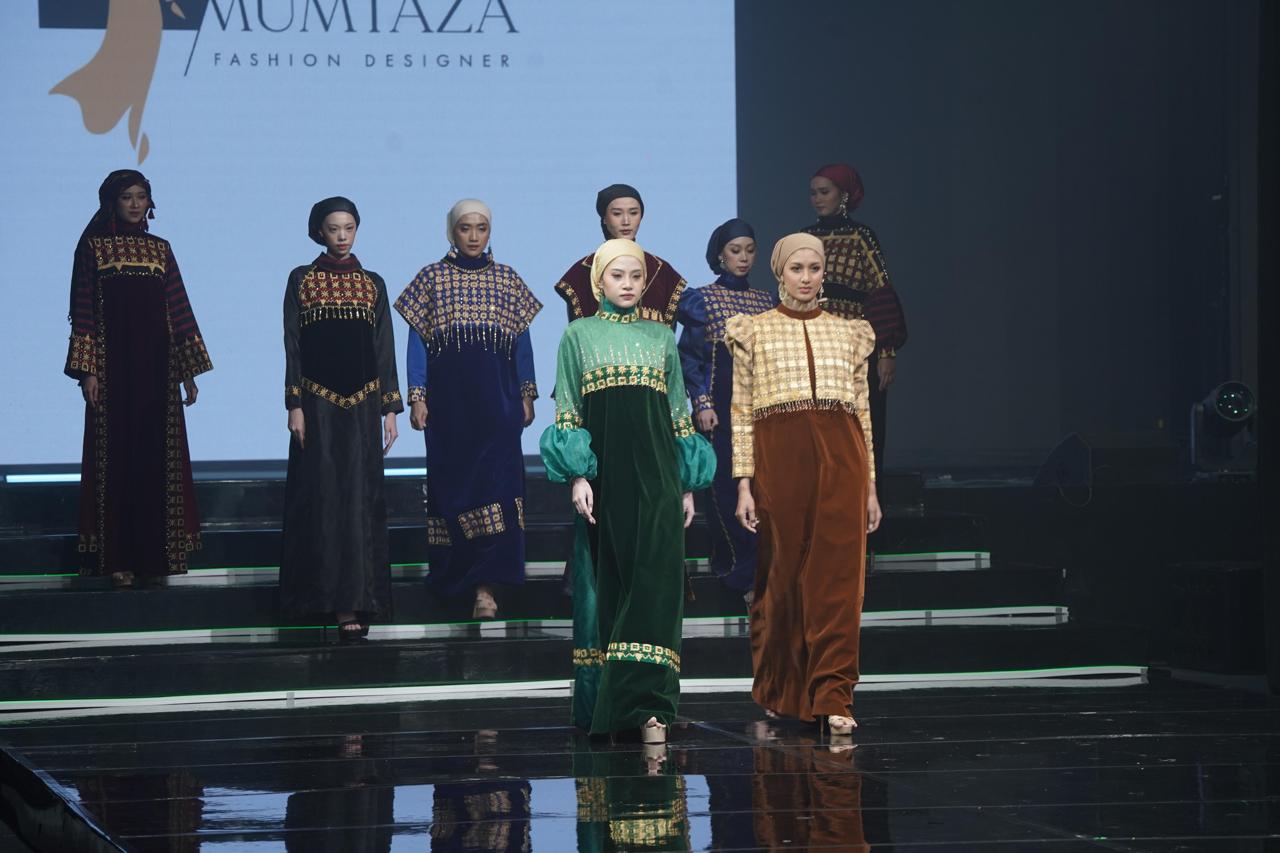 TREN 2026: Koleksi busana muslim karya desainer Madiun Ulfa Mumtaza tampil dengan siluet longgar dan warna tenang dalam East Java Fashion Tendance 2026. FOTO: ISTIMEWA