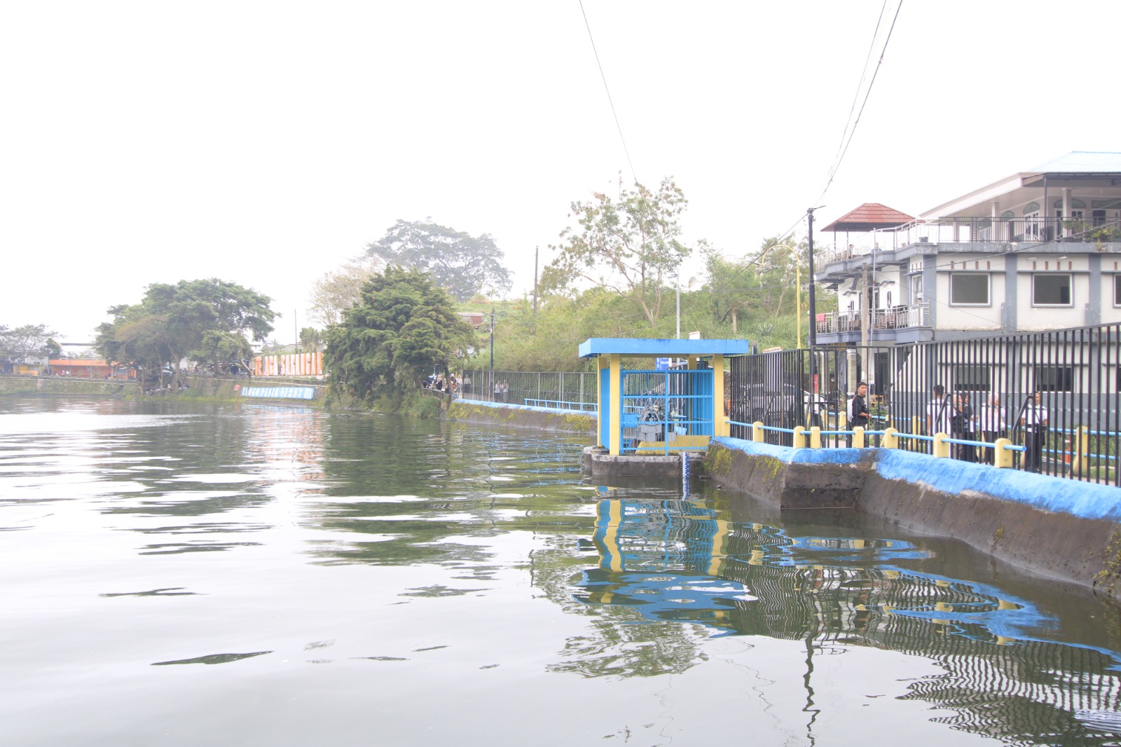 Pemkab Magetan menutup jalan lingkar selatan dan menurunkan debit air telaga demi keselamatan wisatawan. FOTO: AJI PUTRA/RADAR MAGETAN