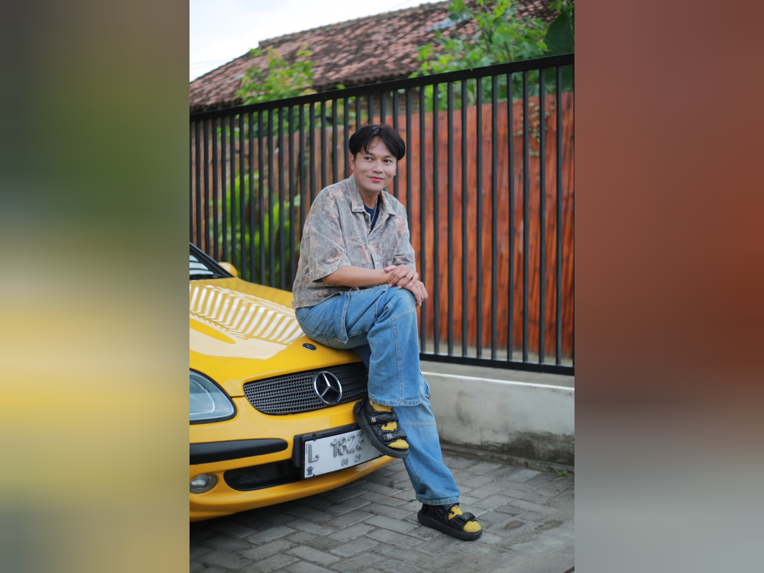 EKSPRESI DIRI: Tren fashion 2026 menandai kembalinya gaya 70&ndash;90-an dengan sentuhan modern, mulai aksesori leher hingga celana kargo longgar. BAGAS BIMANTARA/RADAR MADIUN