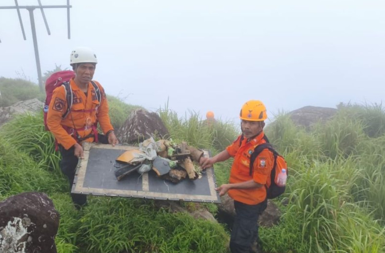 Tim SAR menemukan puing bangkai pesawat ATR yang hilang kontak di Maros, Sulsel, Minggu (18/1).