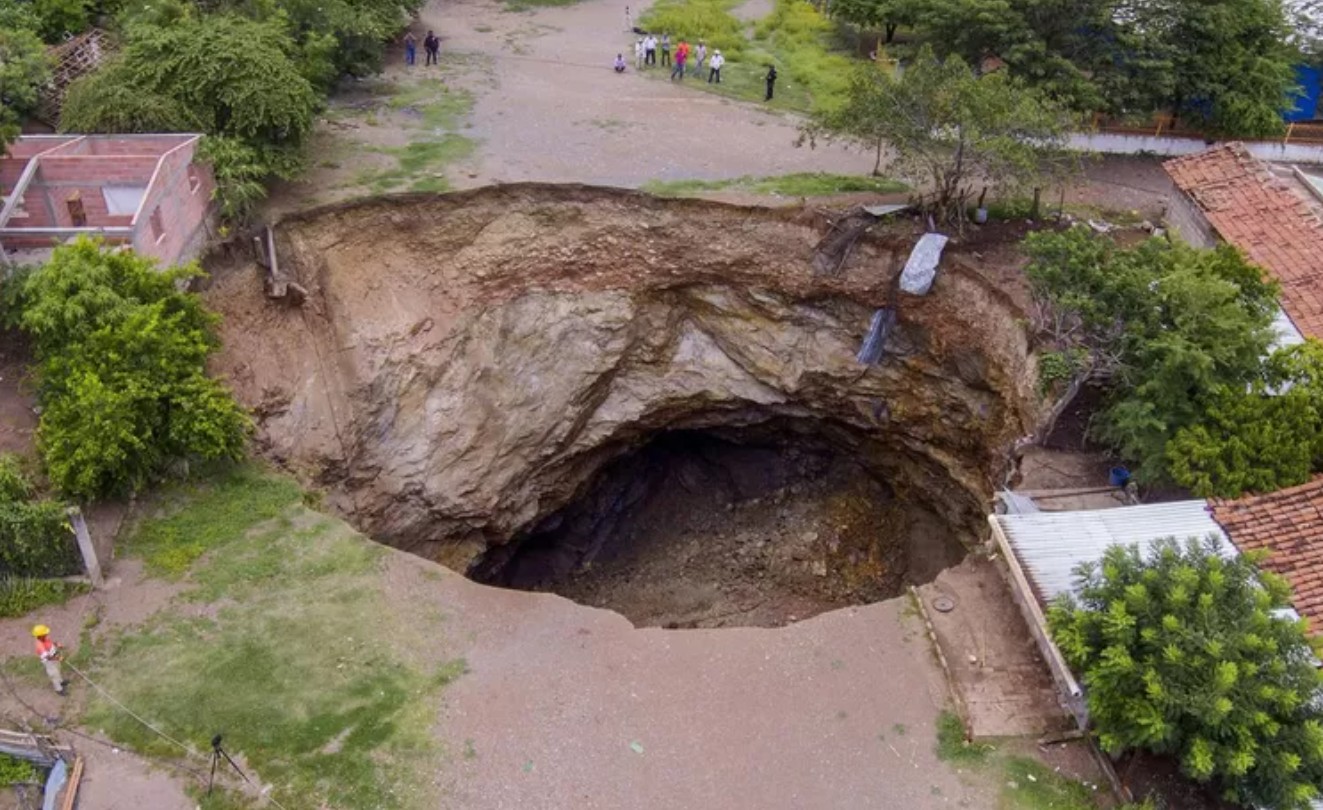 Ilustrasi sinkhole besar.