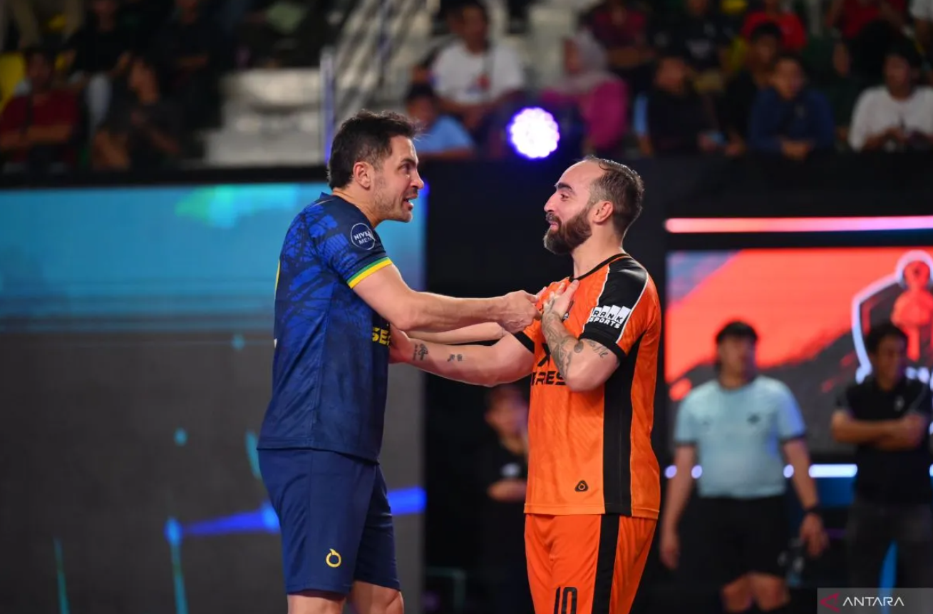 Legenda futsal Alessandro Rosa Vieira (kiri) dan Ricardinho (kanan) adu argumen saat tampil pada pertandingan sepak bola 5x5 X series-2 di GOR Universitas Negeri Jakarta, Sabtu (17/1/2026).