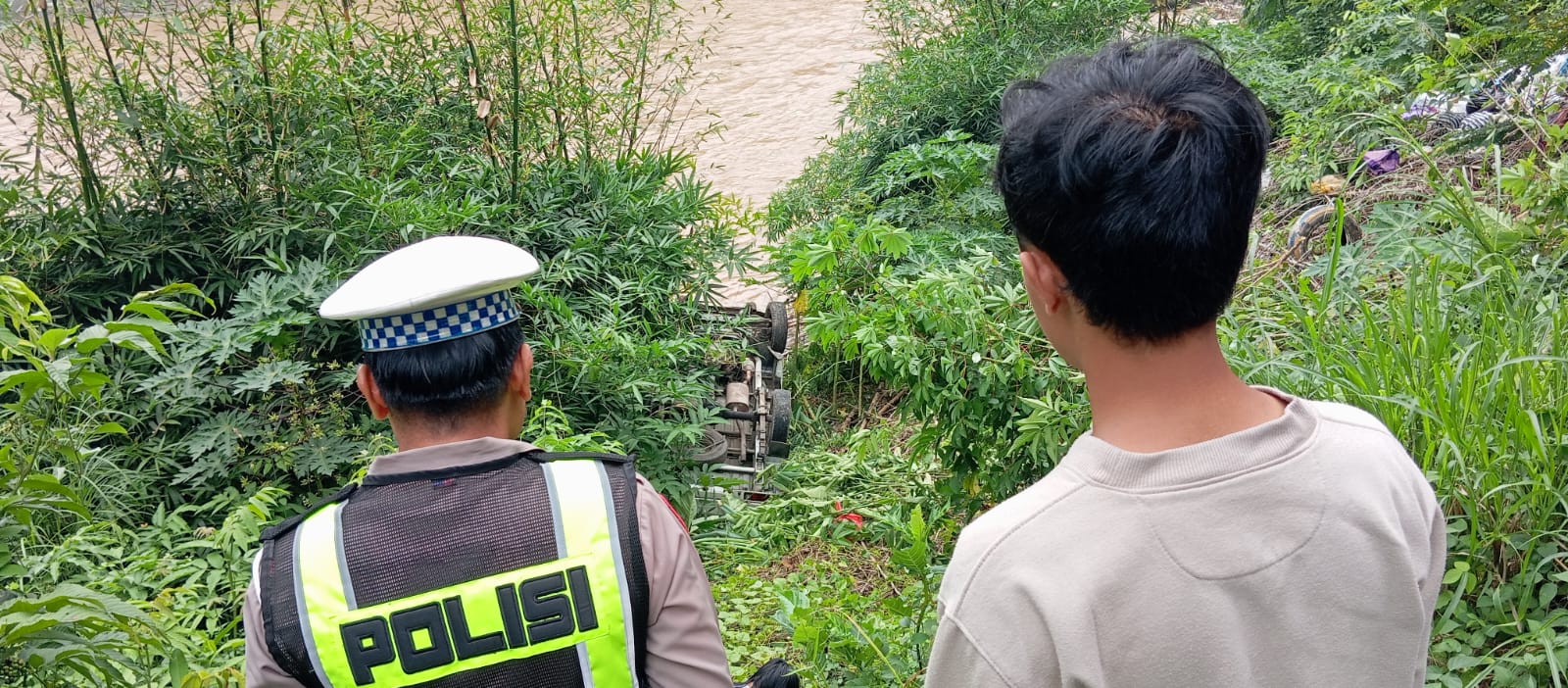 KECELAKAAN: Mobil pikap terperosok ke tepi Sungai Grindulu di jalur Pacitan&ndash;Ponorogo, Dusun Ngawen, Desa Semanten, Minggu (18/1). FOTO: ISTIMEWA