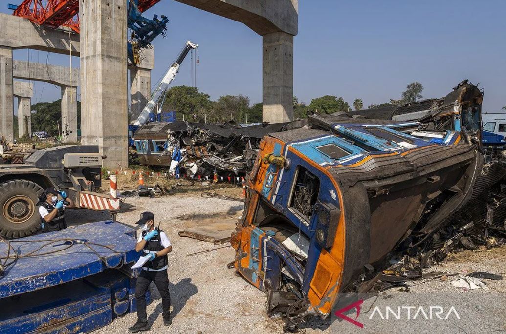 Tragedi maut kereta cepat Spanyol, dua rangkaian anjlok dan puluhan nyawa melayang.