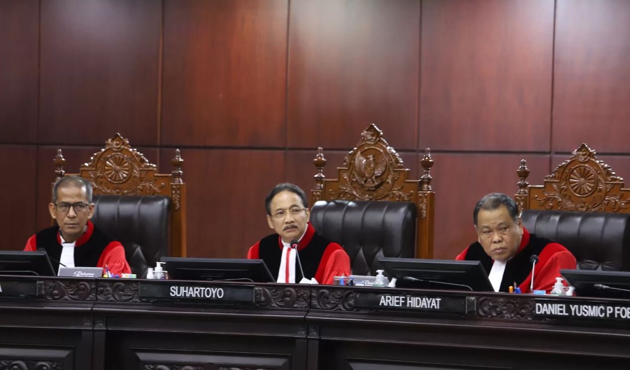 Ketua MK Suhartoyo (tengah) didampingi Hakim Konstitusi lainnya.