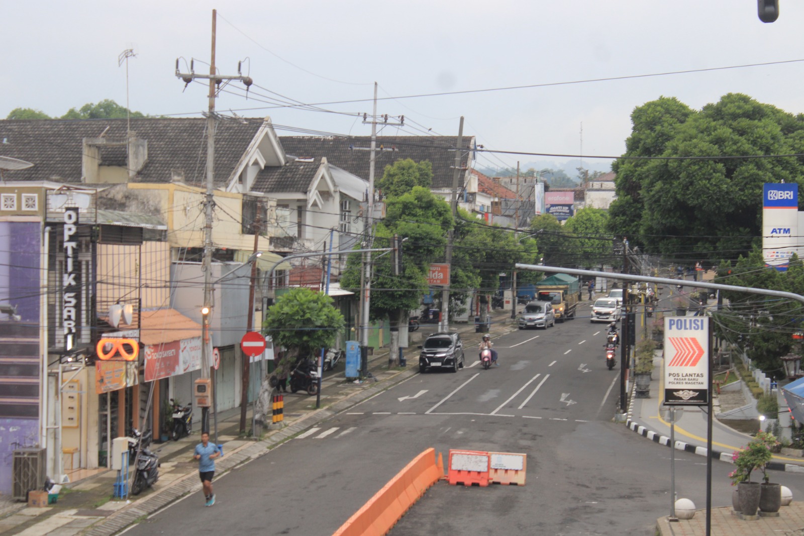 WASPADA: Aktivitas di toko emas Magetan. Pelaku usaha diminta memperketat sistem keamanan menyusul kasus pencurian di Desa Belotan. AJI PUTRA/RADAR MAGETAN