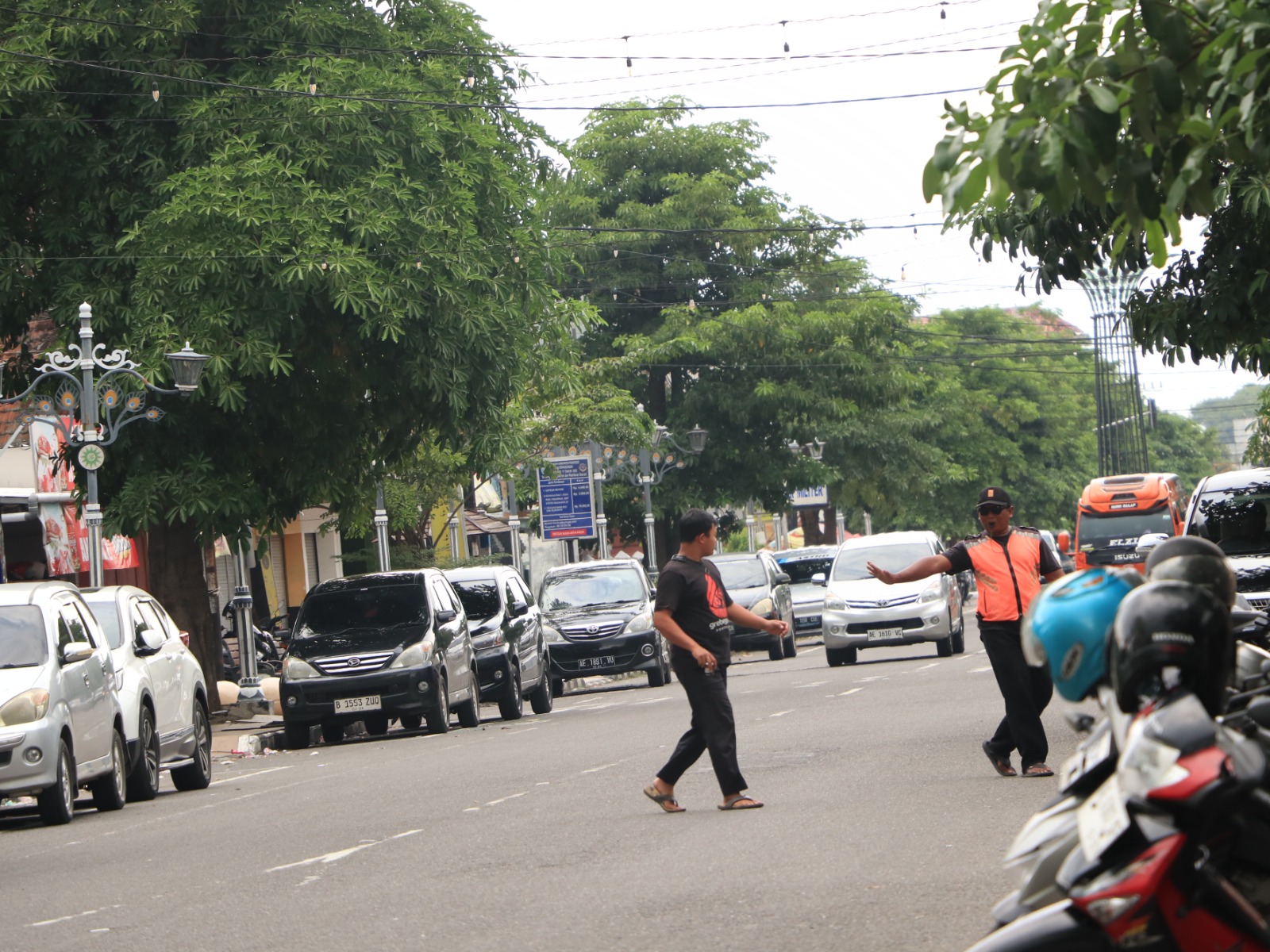 POTENSIAL: Retribusi parkir tepi jalan menjadi salah satu penyumbang PAD yang tersebar di berbagai titik strategis Kota Ponorogo. SUGENG DWI N/RADAR PONOROGO