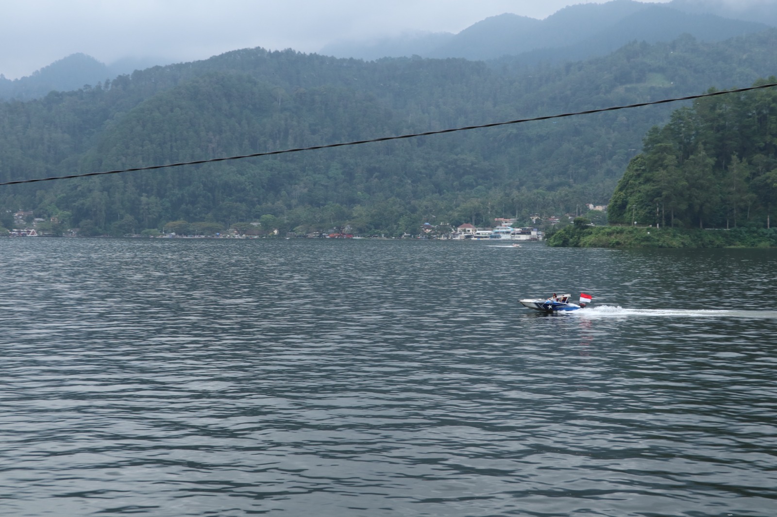 PARIWISATA: Aktivitas wisata di Telaga Ngebel, Ponorogo. Disbudparpora menyebut penurunan PAD dipengaruhi kondisi jalan, faktor keamanan, dan isu nasional. SUGENG DWI N/RADAR PONOROGO