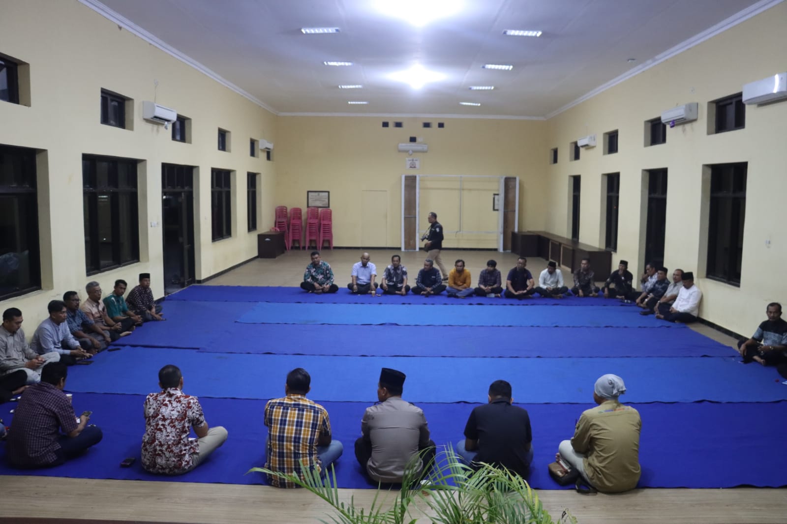 CEGAH PENYELEWENGAN ANGGARAN: Puluhan kepala desa mengikuti pertemuan dengan kepolisian menyusul mencuatnya kasus dugaan penggelapan dana desa Klesem. FOTO: ISTIMEWA