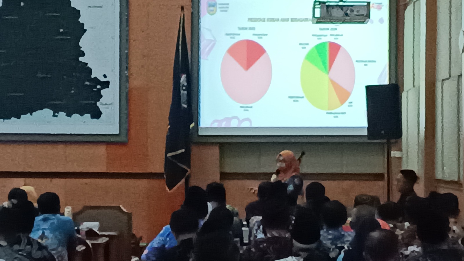 PAPARAN DATA: Petugas DPPKB-PPPA Pacitan menyampaikan data lonjakan kasus kekerasan terhadap perempuan dan anak sepanjang 2025. NUR CAHYONO/RADAR PACITAN