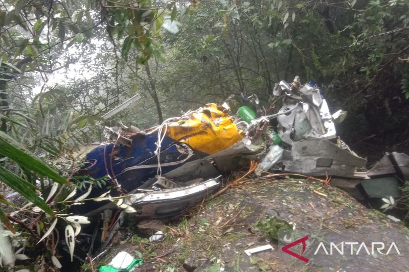 Puing pesawat AT 42-500 ditemukan personel tim SAR di kawasan Gunung Bulusaraung, Kabupaten Pangkep, Sulawesi Selatan, Minggu (18/1).