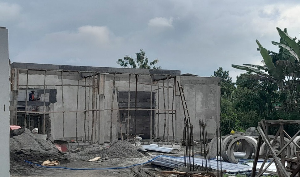 PROGRAM NASIONAL: Pembangunan salah satu SPPG bantuan pemerintah pusat di Desa Gemarang, Kecamatan Kedunggalar, Kabupaten Ngawi. ASEP SYAEFUL/RADAR NGAWI