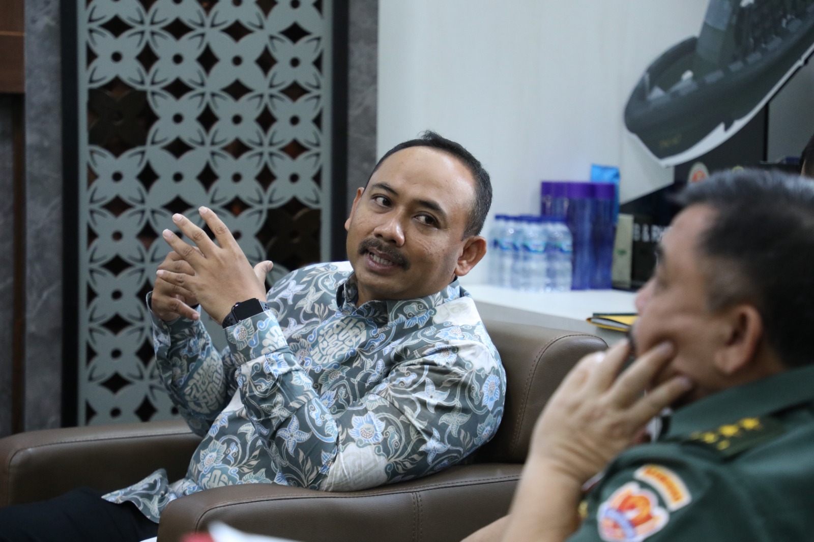 MENUNGGU ATURAN: Bupati Ngawi Ony Anwar Harsono menyampaikan sikap pemkab terkait rencana pengangkatan pegawai SPPG menjadi PPPK. DOK RADAR NGAWI