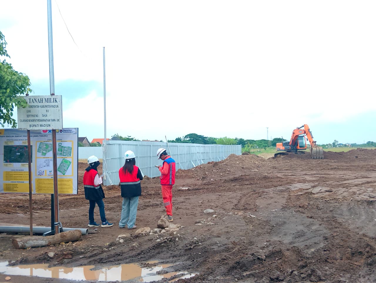 BERJALAN: Proyek pembangunan Sekolah Rakyat di Kelurahan Nglames masih pada tahap pengurukan dan perataan lahan. DOK RADAR MADIUN