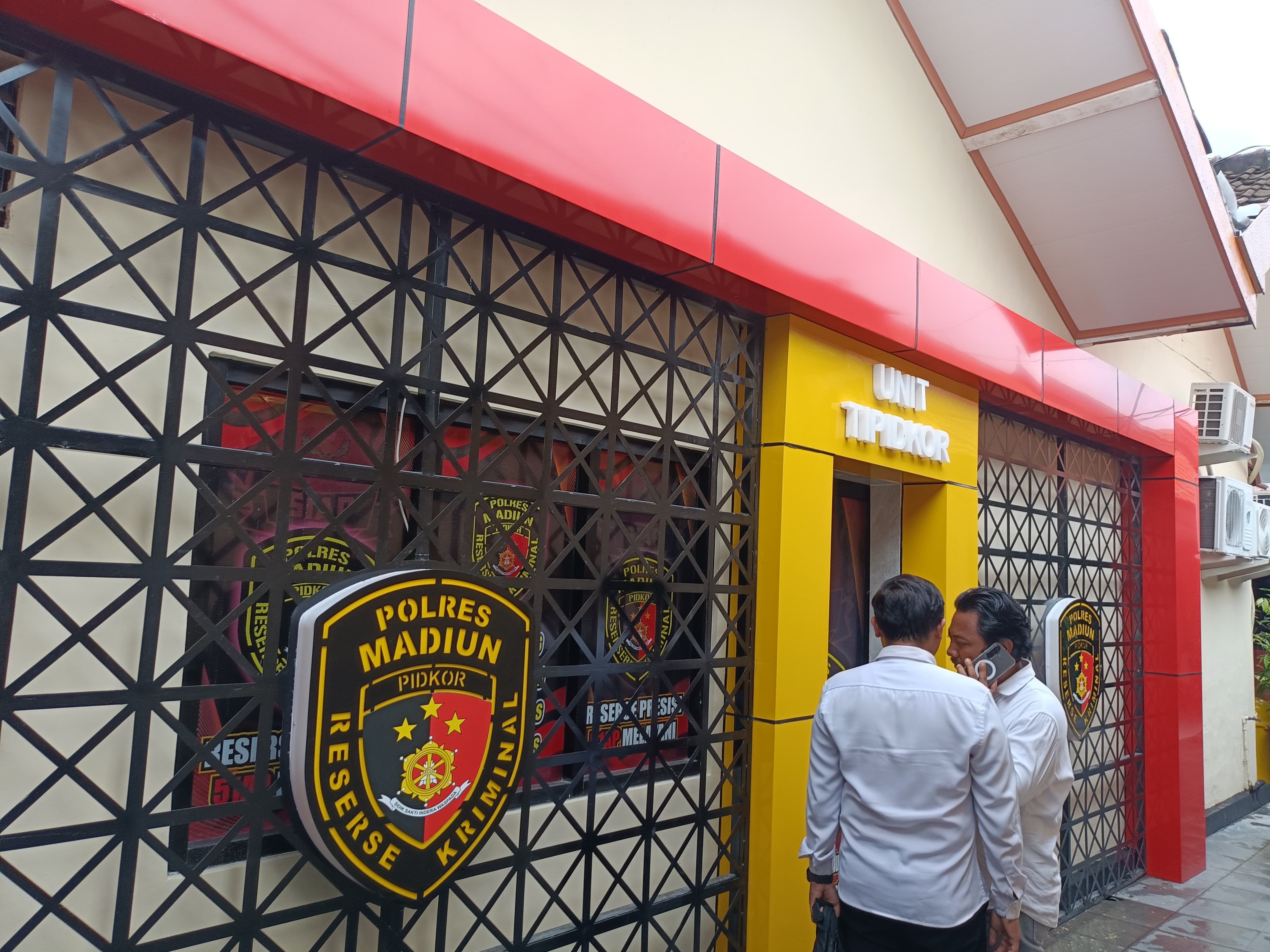 Pemeriksaan KPK terhadap belasan orang pejabat Pemkot Madiun dilakukan di Polres Madiun, Senin (19/1). Wali Kota Madiun Maidi terjerat OTT.