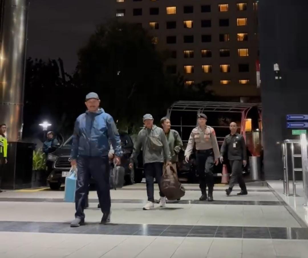 DIBAWA KE KPK: Wali Kota Madiun Maidi tiba di Gedung Merah Putih KPK, Jakarta, Senin (19/1) malam, usai terjaring operasi tangkap tangan. FOTO: TANGKAPAN LAYAR JAWA POS.COM