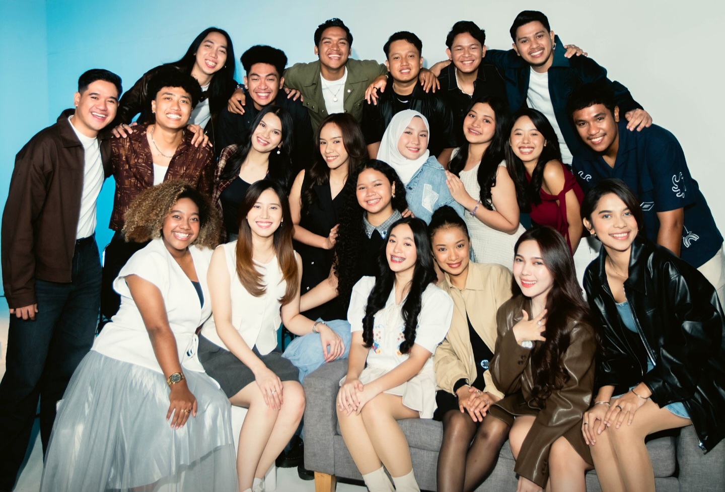 21 peserta Live Showcase foto bersama.