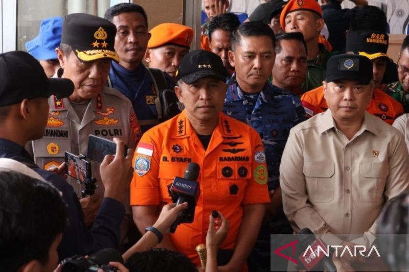Kepala Basarnas Marsekal Madya TNI Mohammad Syafii (tengah) di Posko Tim Advance Jungle Unit (AJU) Kantor Desa Tompo Bulu, Kecamatan Balocci, Kabupaten Pangkep, Sulawesi Selatan, Senin (19/1).