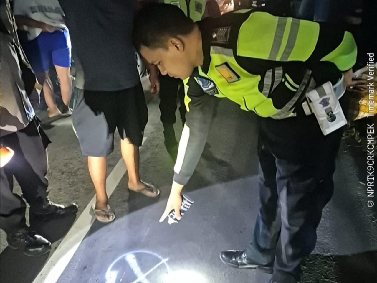 NAHAS: Polisi melakukan olah TKP kecelakaan lalu lintas di Jalan Raya Ngawi&ndash;Bringin, Desa Sumberbening, Kecamatan Bringin, Minggu (18/1) malam.