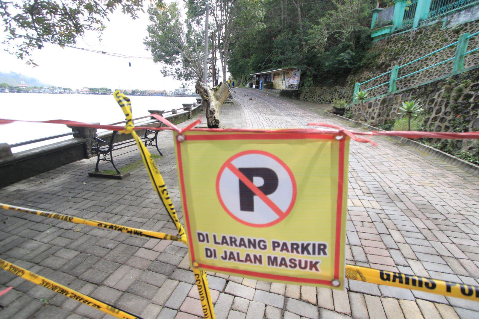 TUTUP TOTAL: Jalur sisi selatan Telaga Sarangan ditutup total pascalongsor, Senin (19/1). Insert: Panjang talud yang ambrol mencapai sekitar 70 meter. AJI PUTRA/RADAR MAGETAN
