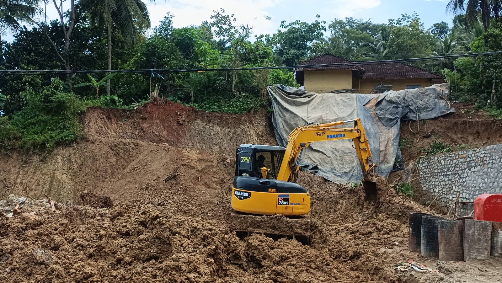 LOKASI PROYEK: Kondisi pengerukan lahan proyek KDMP di Desa Karangnongko, Kebonagung, Pacitan, yang memicu longsor dan mengancam rumah warga. NUR CAHYONO/RADAR PACITAN