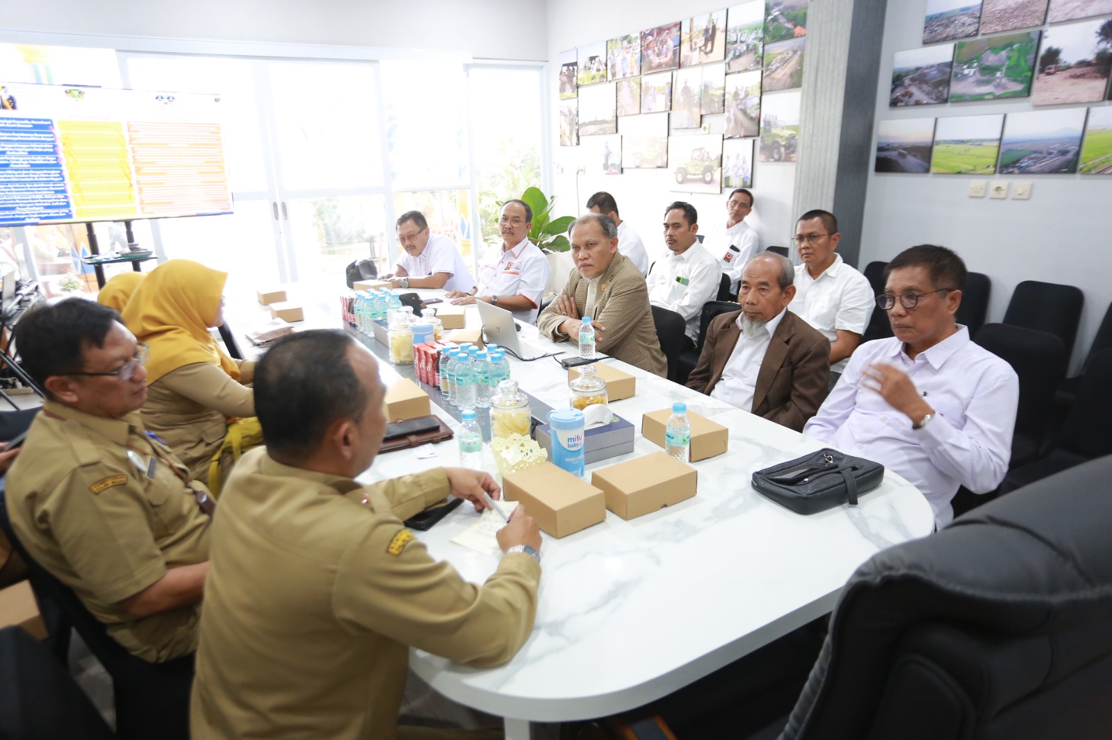 DUDUK BERSAMA: Pertemuan Pemkot Madiun dengan Persatuan Insinyur Indonesia (PII) membahas pengembangan TPA Winongo sebagai kawasan wisata edukatif, Senin (19/1). BAGAS BIMANTARA/RADAR MADIUN