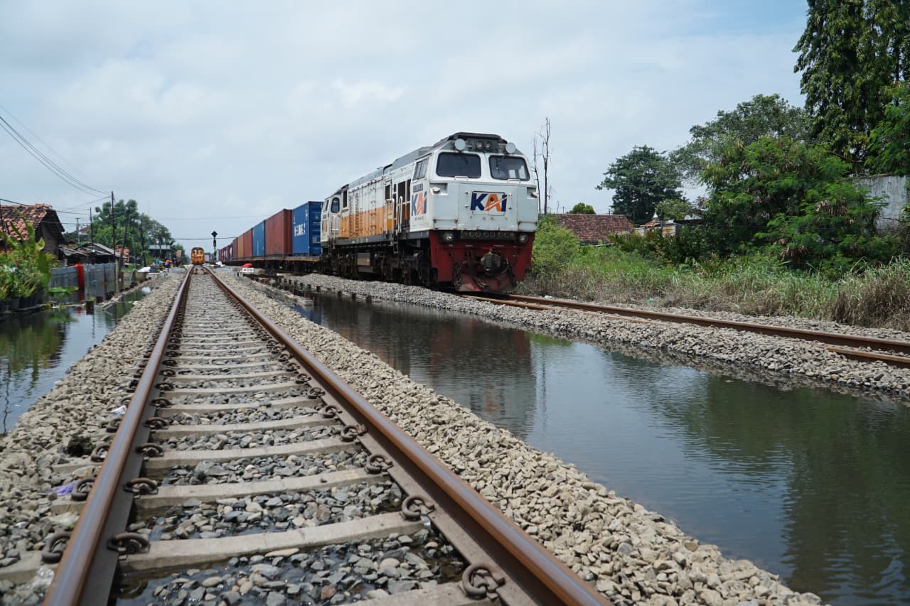 TRANSPORTASI DARAT: Sejumlah perjalanan kereta api kembali beroperasi normal setelah genangan banjir di jalur Sragi&ndash;Pekalongan surut, Senin (19/1). FOTO: KAI DAOP 7 MADIUN