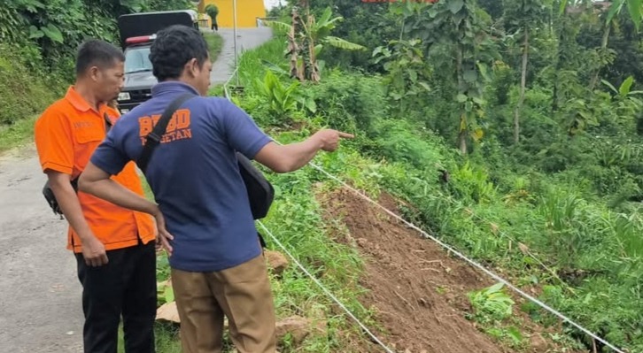 BENCANA: Petugas BPBD Magetan melakukan asesmen dan penanganan darurat di lokasi longsor tebing penyangga jalan di Desa Plangkrongan, Kecamatan Poncol.