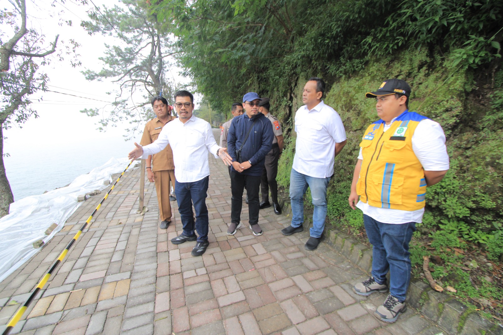 TINJAU LANGSUNG: Ketua DPRD Magetan Suratno meninjau lokasi longsor talud di sisi selatan Telaga Sarangan dan berkoordinasi dengan pihak terkait. AJI PUTRA/RADAR MAGETAN