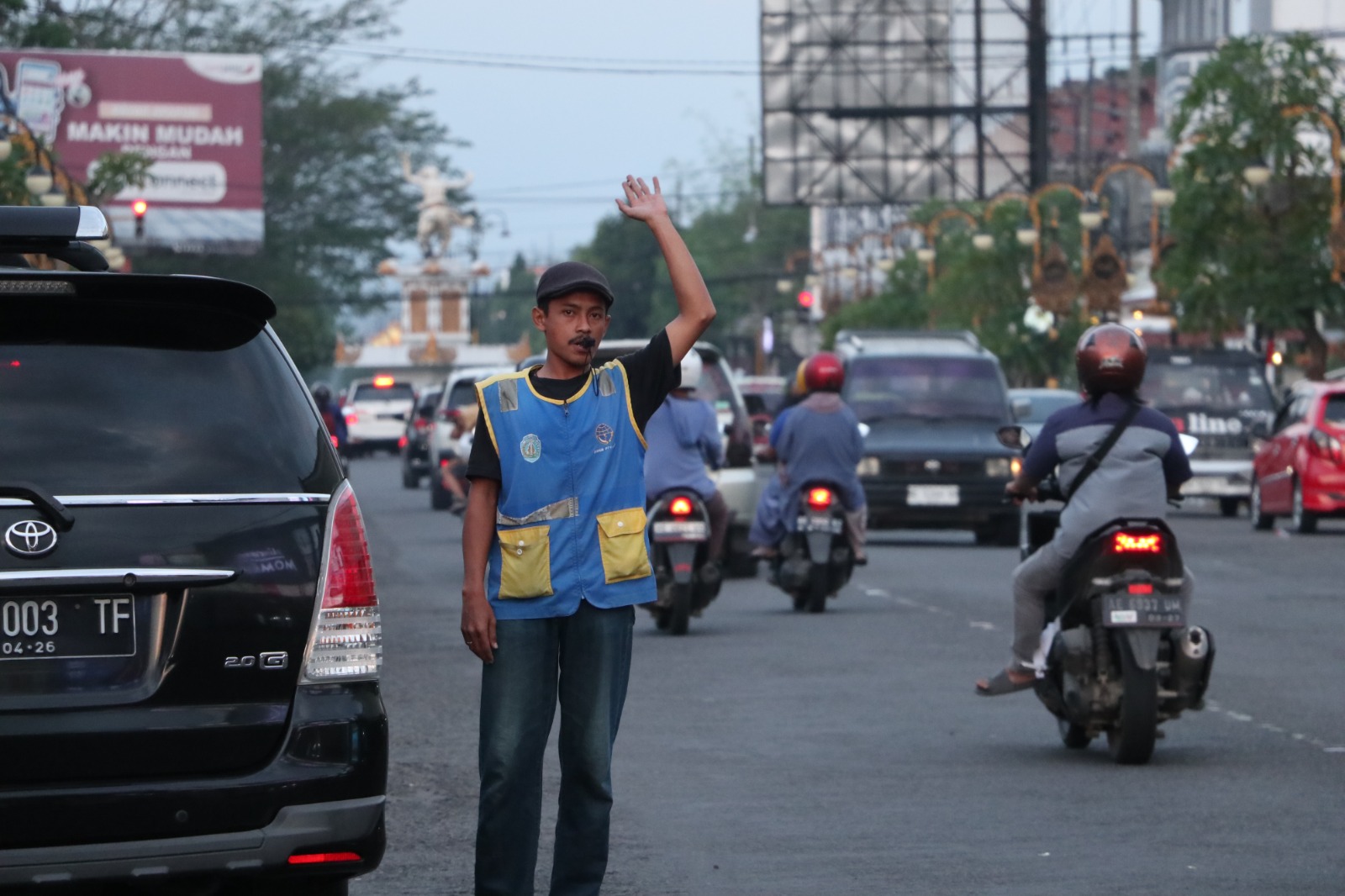 BERAT: Paguyuban parkir di Ponorogo berharap kenaikan target PAD dari retribusi parkir tepi jalan tahun ini dikaji ulang. SUGENG DWI N/RADAR PONOROGO